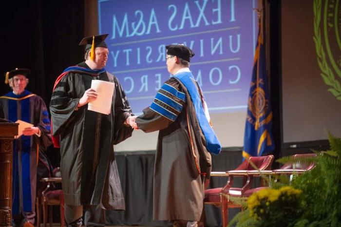 Regents Professor and Dr Jang handshake